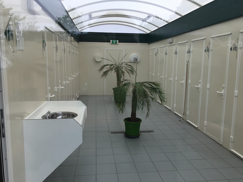 Douches d'un côté, toilettes de l'autre, le tout très propre. Eau chaude gratuite.