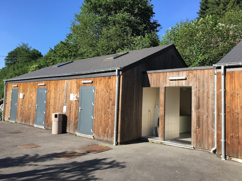 Bloc sanitaire moderne, tout y est réuni (WC chimiques, vaisselles, douches et toilettes)