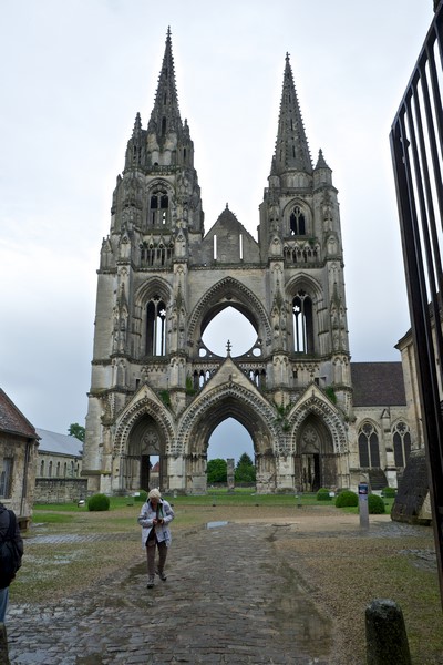 Sur la flèche de gauche, un christ en fenêtre !<br />Assez rare pour être souligné !