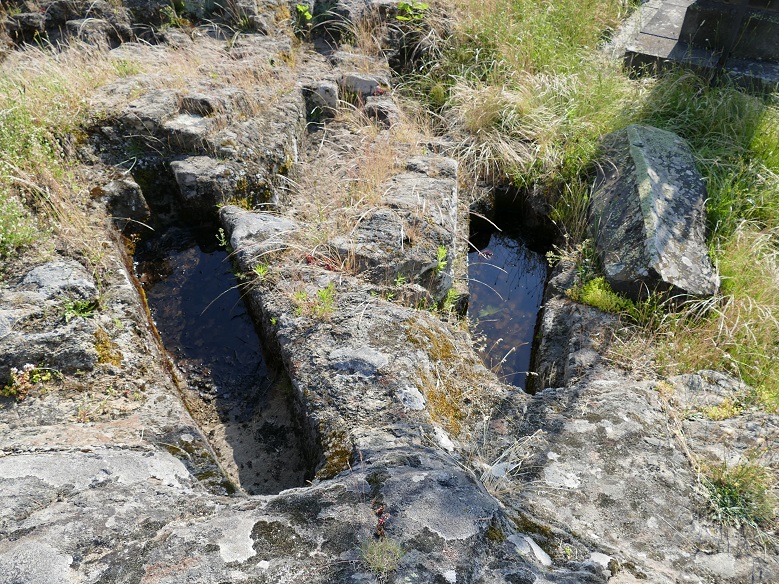 Tombes creusées dans la roche