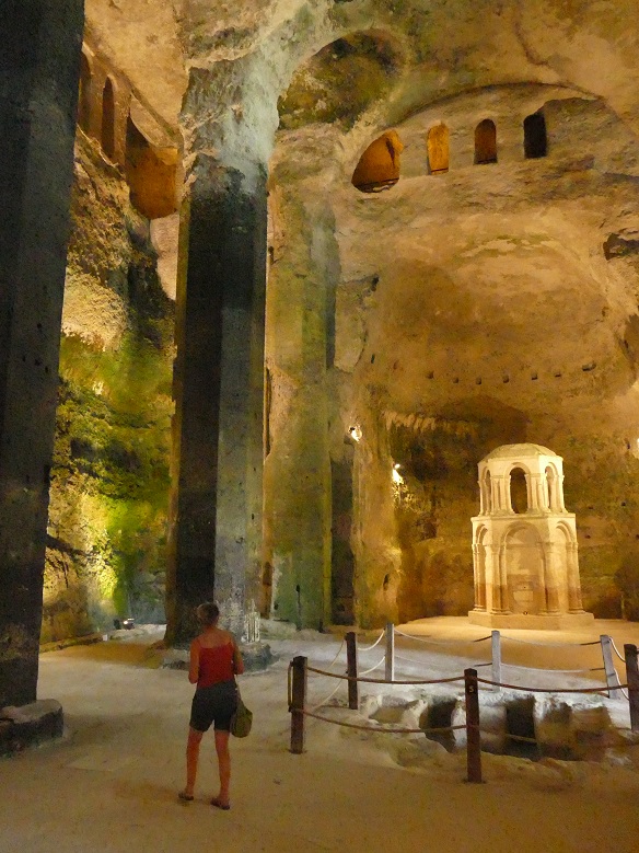 Eglise creusée dans la falaise!! A voir absolument !!
