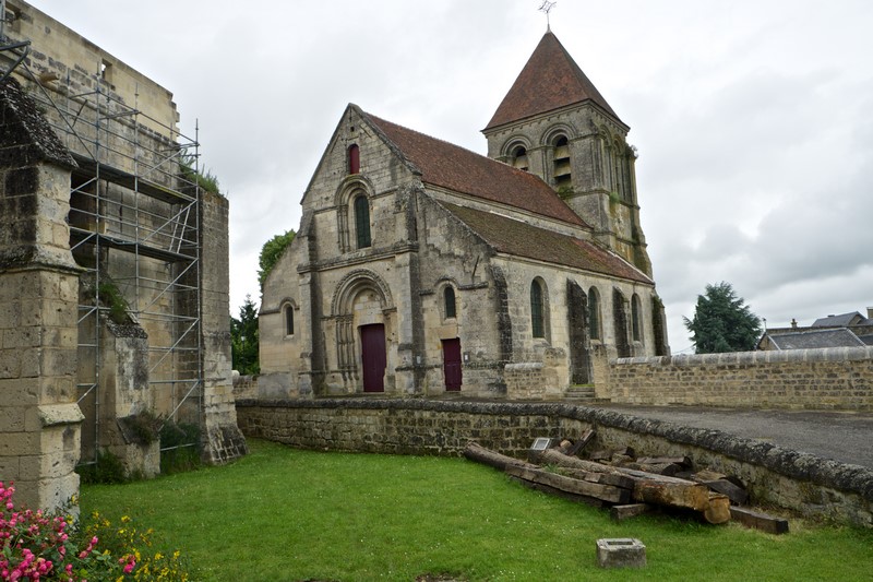 Regardez la petite porte sur le pignon de l'église ?