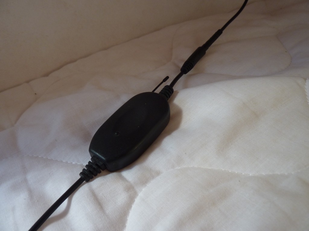 Partie Émetteur connectée à la caméra qui se trouve en haut de la baie arrière de la caravane et une prise 12V