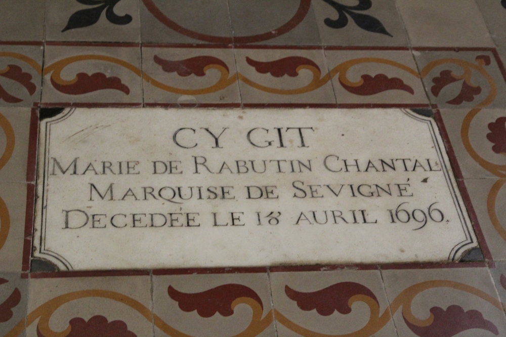 Dans la collégiale, sous la terrasse du château.