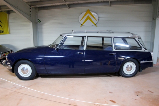 id19 commercial<br />année 30/07/1966<br />couleur bleu orient <br />km réel: