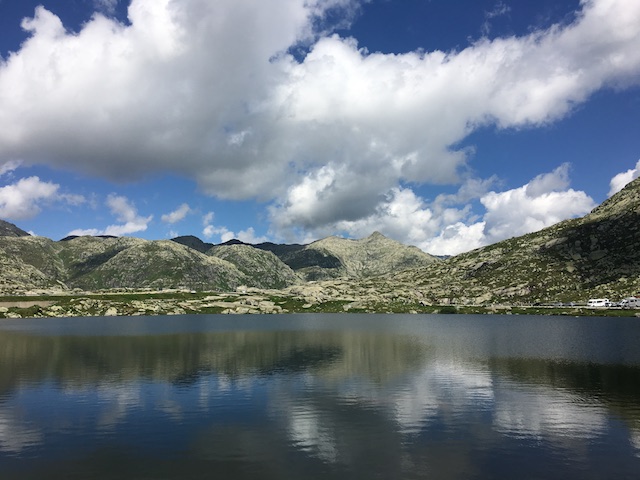 Le col du Gotthard (vision touristique, dans notre dos, parkings et baraques à frites, malheureusement)
