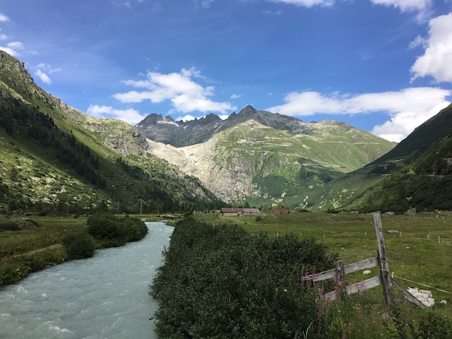 Glacier du Rhône en haut, et le Rhône, encore à l'état de rivière en premier plan