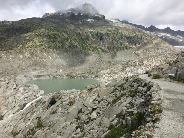 À gauche du petit lac, le Rhône démarre sa longue journée vers le sud de la France