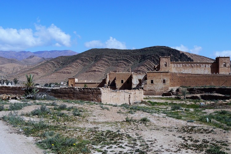 partons à pieds du camping pour aller au souk et profitons de ce paysage