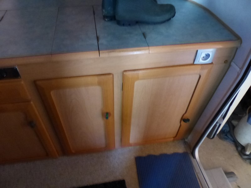 la porte du placard d entrée + la prise