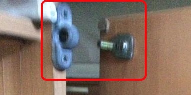 bloquer la porte des toilettes.-2.jpg