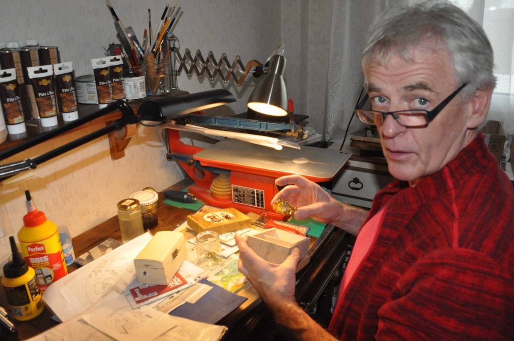 Un mécanisme musical ; en arrière plan, des pièces  en cours