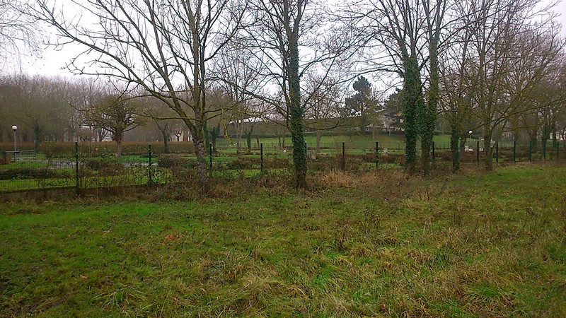 Vu sur l'emplacement où nous étions. L'eau est à fleur de terre.<br />Près du grillage, 10 cm d'eau dans l'herbe !