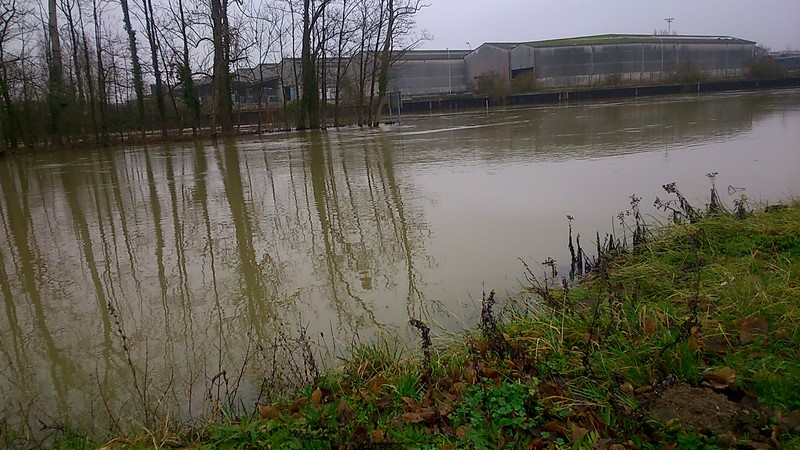 Par endroits le chemin est couvert partiellement d'eau.
