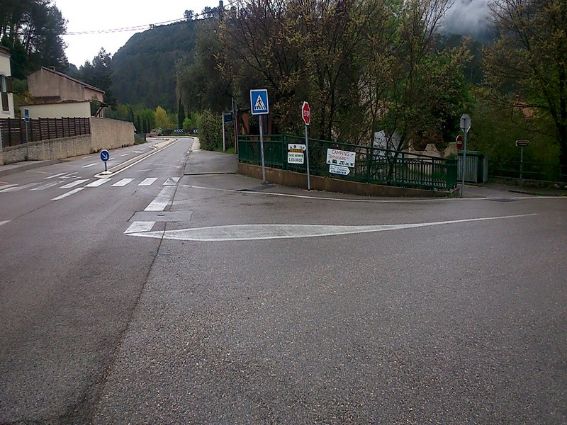 700 mètres après le panneau de sortie, le panneau du Camping "Les Tomasses"