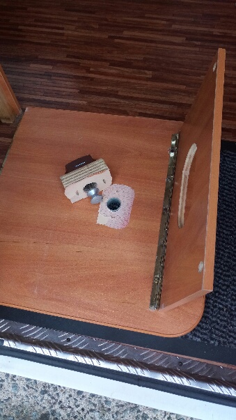 Le verrou plus vraiment fixé sur sa planchette