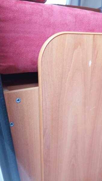 La banquette qui repose sur la porte et la pousse