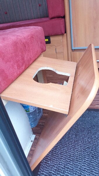 La planchette s'accroche toujours aux ergos de la banquette.