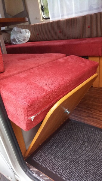 Avec le "coussin"  on voit forcément une légère pente puisque j'ai redescendu la fixation de la planchette.