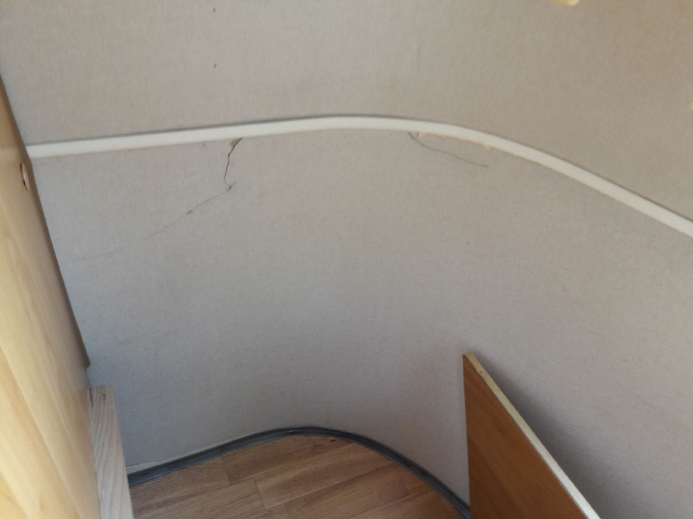 Légère fissure sur la dinette