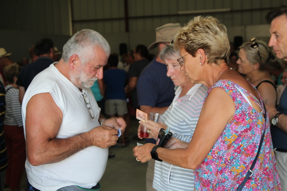 Vente de billets pour la tombola.