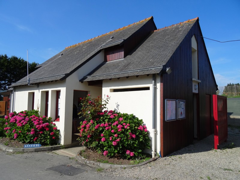 Réception et bloc sanitaires.