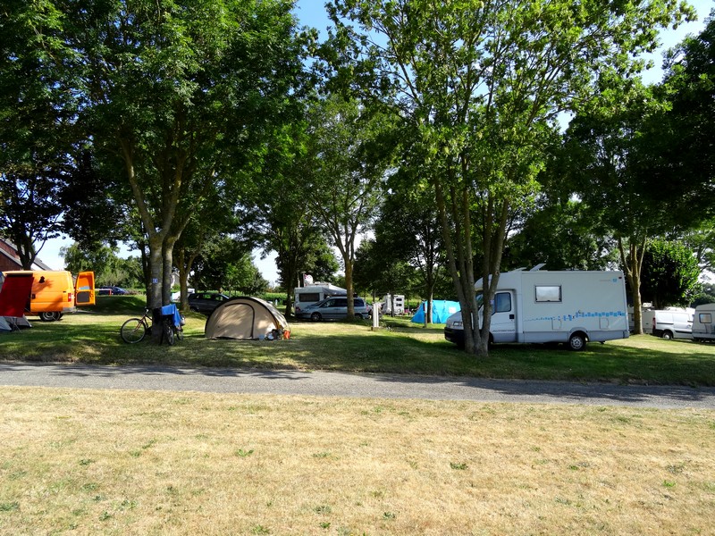 Terrain en pente vers la Rance mais aménagé en espalier avec accès facile.