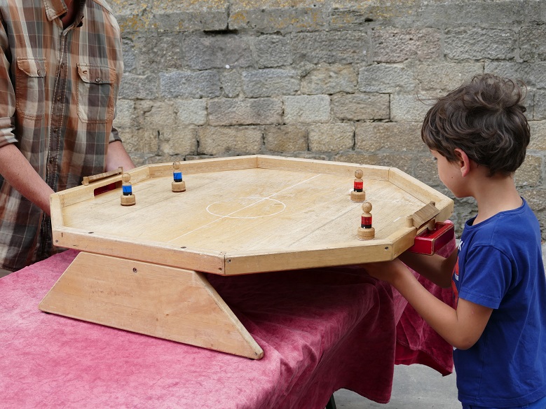 Jeux anciens en bois . Les jeunes aiment aussi