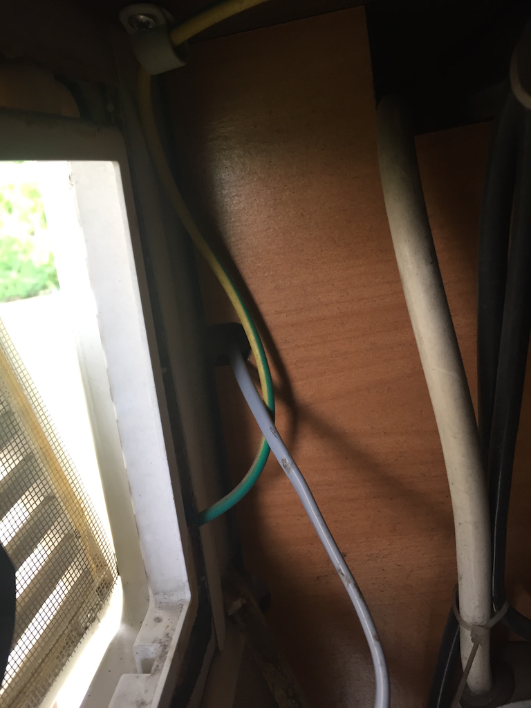 Passage du cable dans le trou déjà présent