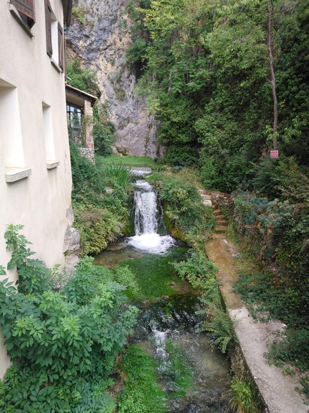 La source<br />Le Riou se jette dans la Maïre, qui est elle-même un affluent du Verdon, la confluence s'effectuant dans le lac de Sainte-Croix. Le territoire communal est drainé par plusieurs torrents pérennes ou intermittents, qui forment des cascades parfois impressionnantes au franchissement des reliefs escarpés.<br /><br />La source principale est la source du ravin d'Angouire. Les eaux des torrents sont retenues par des barrages : outre celui de Sainte-Croix, on en compte plusieurs autres de taille plus ou moins étendue, comme celui sur le torrent de Vallonge, ou le Petit Lac sur la Maïre.