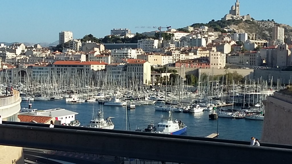 au 1er plan passerelle du fort St jean vers l'église St Laurent