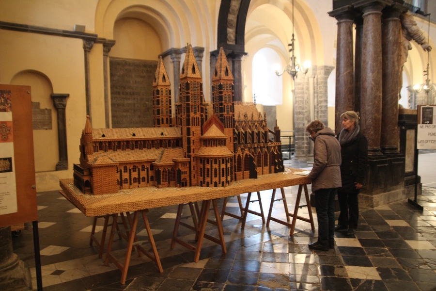 La maquette de la cathédrale faite en épingles à linge en bois. 10 ans de travail.