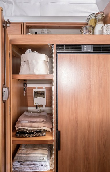 17 B 535 ARMOIRE (2).jpg