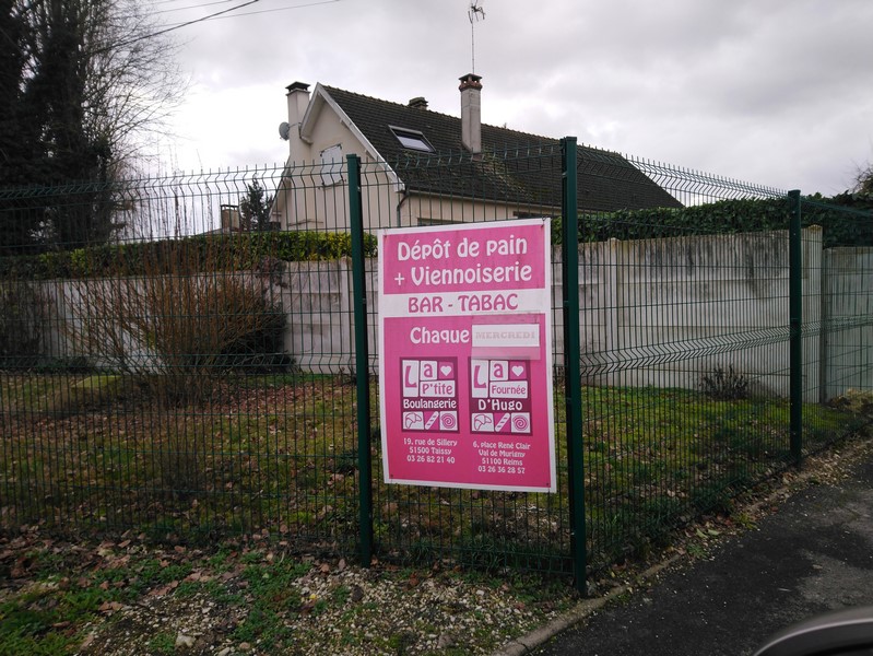 Le mercredi, jour de fermeture de la boulangerie. Le café restaurant fait le relais le mercredi.