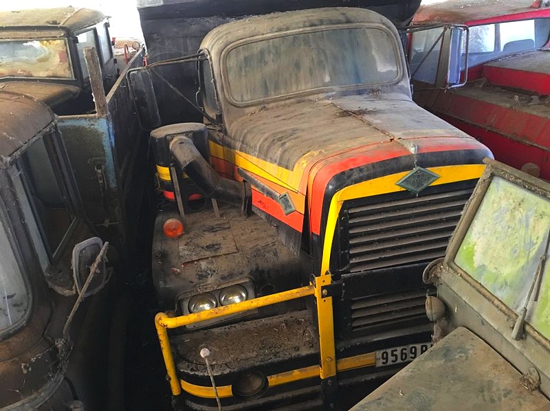 1256  Diamond-T SIE 530 (1968) .jpg