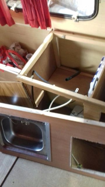 Démontage de l'ancien plan de travail et pose d'un nouveau pour organiser au mieux l'évier et la plaque à induction et couvrir le tout par le triptyque.