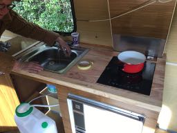 Nouveau plan de travail. Les appareils fonctionnent.