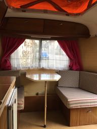 La petite dînette embellit par les tissus, les rideaux et ... le pied de la petite table en bambou avant de trouver un véritable pied ou peut-être laisser cette marque fantaisiste.