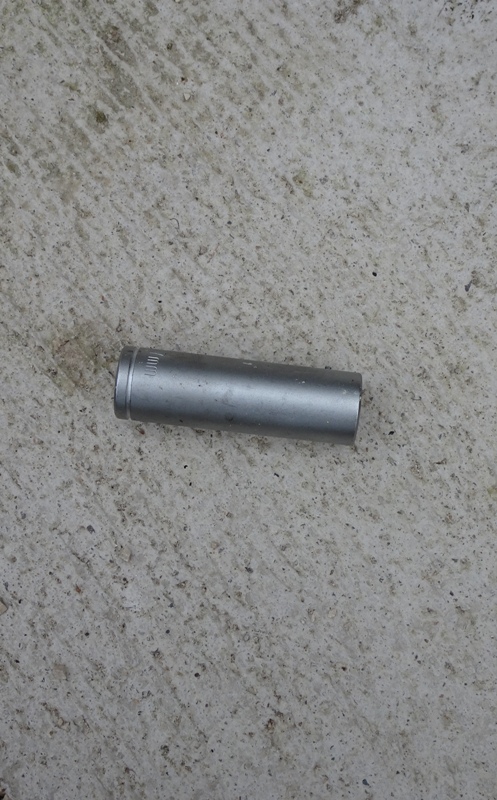 Pièce indispensable pour repousser la tige de l'amortisseur, une douille longue à pipe.