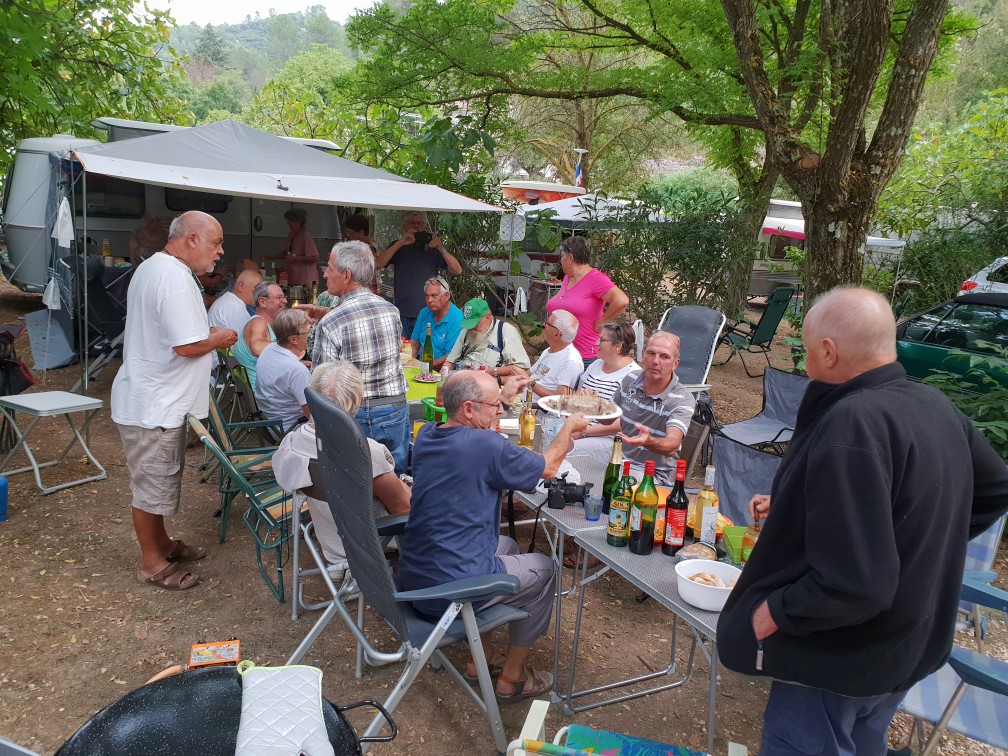 Au rasso de BELGENTIER, le "Tarp" est accolé à l'auvent.<br />Environ 5.50m de toiture