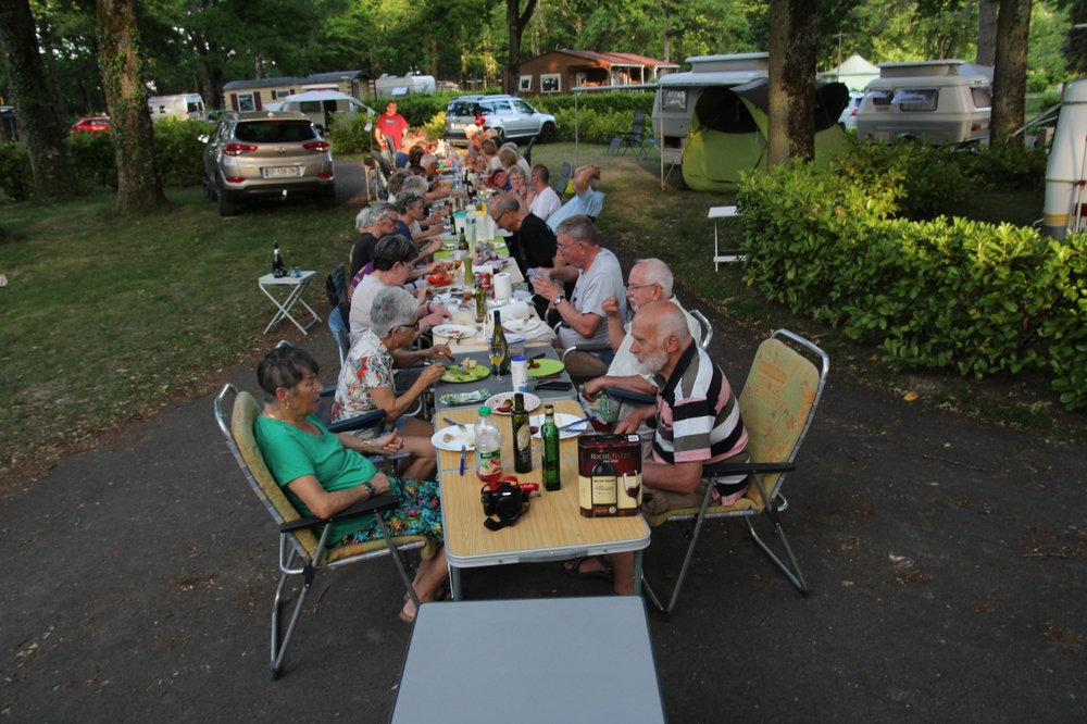 Une table de 18 mètres.