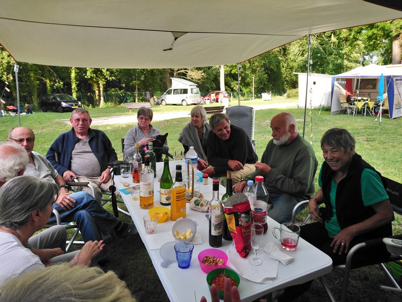Tous ne sont pas arrivés ! Ce n'est qu'une petite table