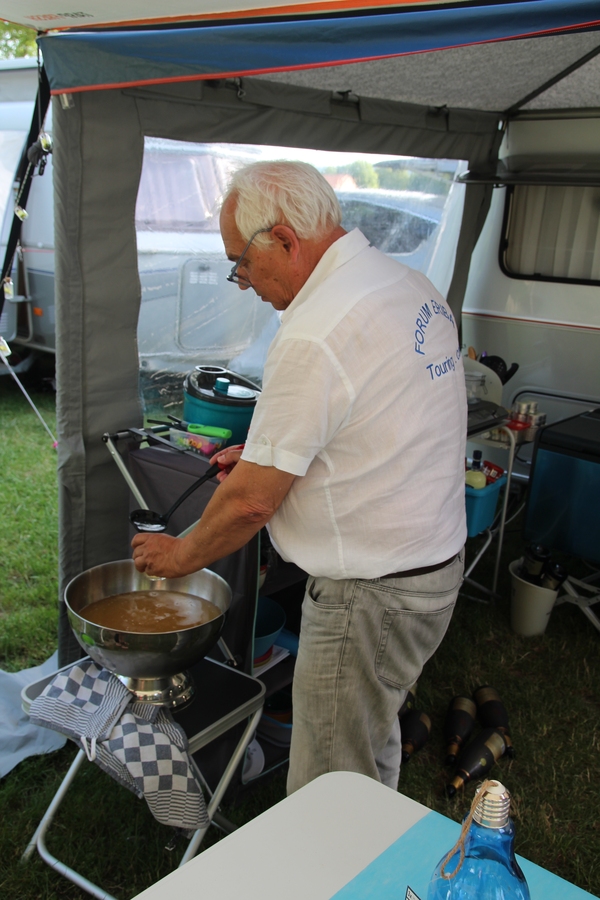 La soupe champenoise préparée et servie par le Maître des lieux.