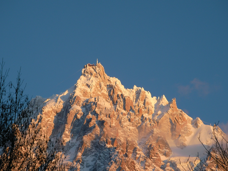 Beau coucher du soleil devant le dîner.