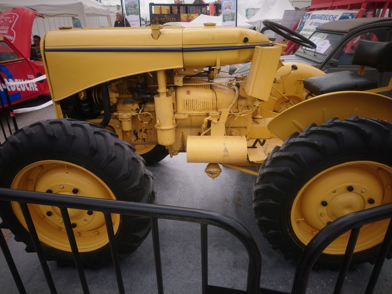 C'est un tracteur , moteur essence 4 cylindres.