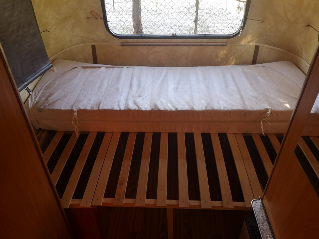 Partie fixe sous le matelas et coulissant devant