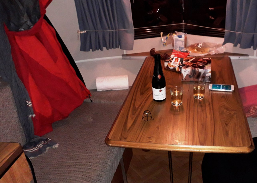 Champagne de bienvenue.jpg (183.59 Kio) Vu 20383 fois Raisonnablement….. une 1/2 bouteille!