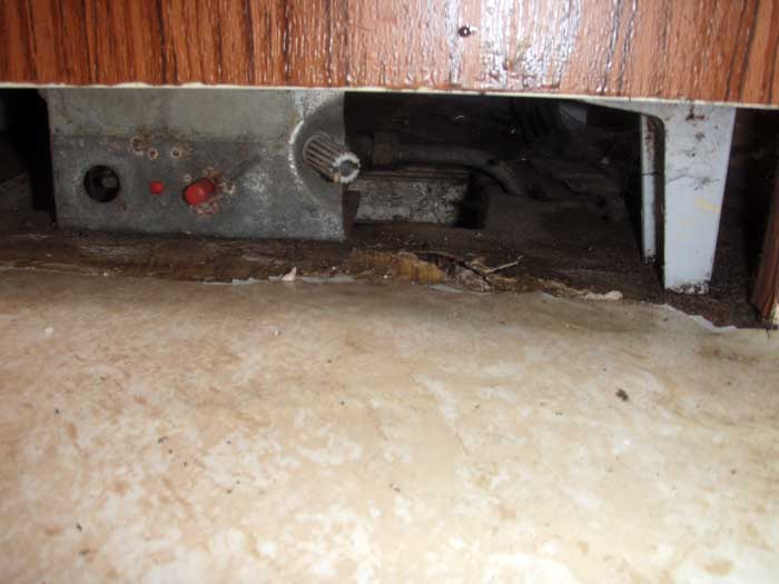 le boitier sous le frigo - on voit un tuyau qui part sous la caravane<br />!! on voit le plancher pourri à cet endroit et  le traverse