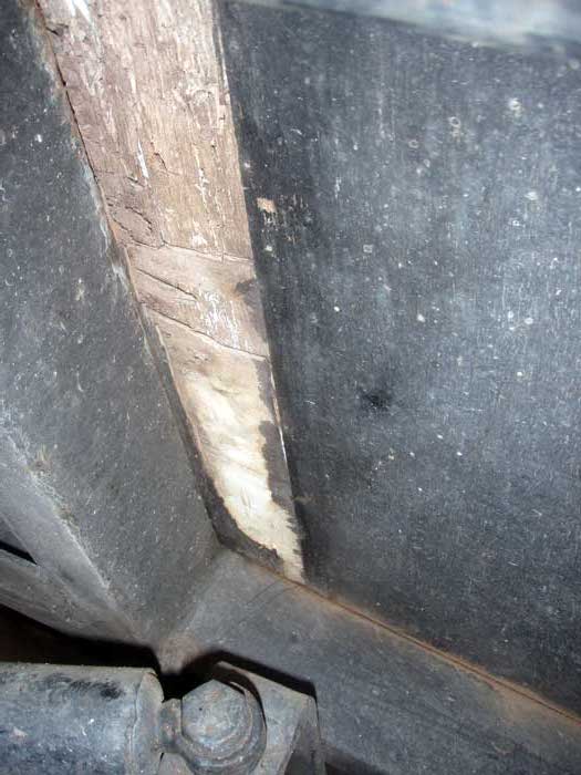 vue de dessous un peu abimé coté en face du frigo