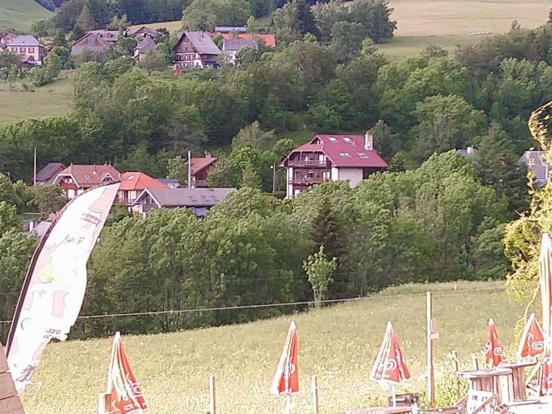 Au loin, "Les Iris", vu de dos